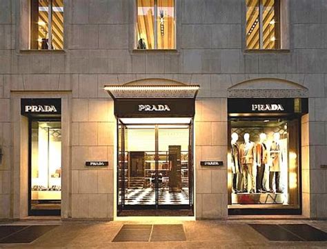 prada milano via montenapoleone orari|Prada .